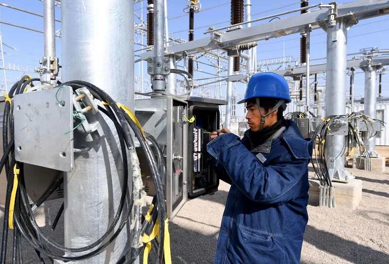 SF₆ Circuitus Breaker: Pars critica craticulae potentiae altae intentionis, peractae superiori tradens per altam electronegativity et arcus exstinguentis facultatem 100 temporibus aeris.